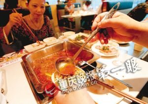 重慶推行一次性鍋底 催生火鍋新吃法(圖)