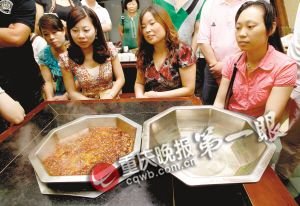 重慶推行一次性鍋底 催生火鍋新吃法(圖)
