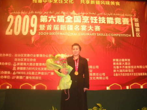 怀抱鲜花的阿依吐尔逊•托拉