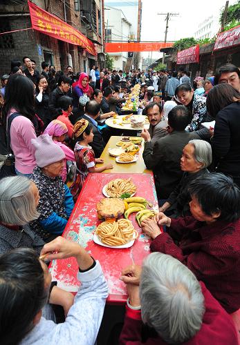 11月17日,在广西南宁市中华中路社区,热情的维吾尔族同胞摆起百家宴,与各族群众一起欢度节日。新华社记者 黄孝邦摄