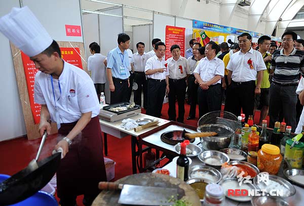 陈叔红、李贻衡参观第三届湘菜创新大赛现场。