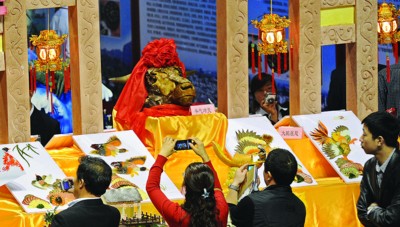 　　美食节上，市民正在对造型精美的美食拍照。　□记者杭兴微摄