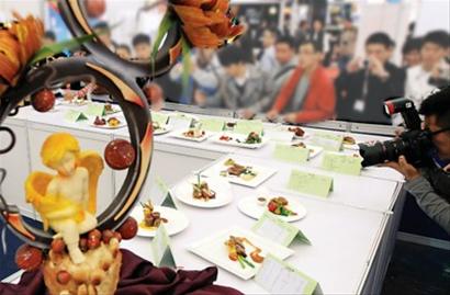上海国际烹饪艺术比赛的烹饪作品吸引了诸多参观者 上海国际烹饪艺术比赛的烹饪作品吸引了诸多参观者