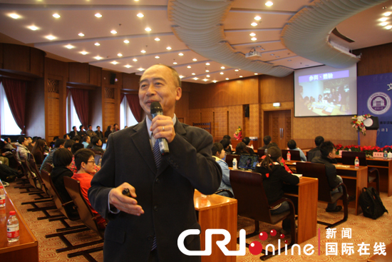 李惠民正在演讲