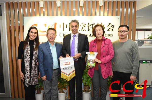 2边疆副会长向墨西哥农业委员会赠送了会旗.jpg