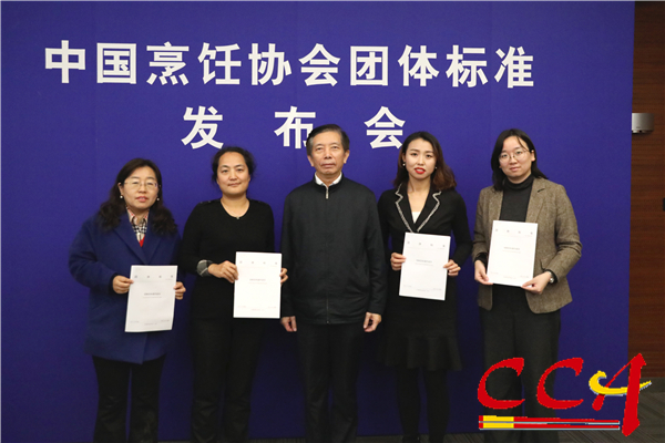 3姜俊贤会长与《现制饮料操作规范》起草单位代表合影.jpg
