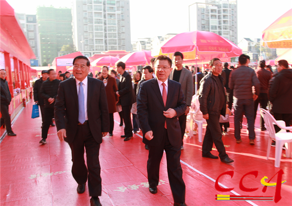 3-沙县县委、县政府与我会负责同志观摩美食展.png