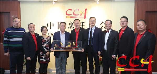 2代表团向中国烹协赠送顺德龙舟模型.jpg