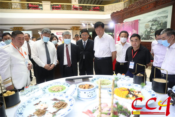 领导参观冀菜宴席展.jpg