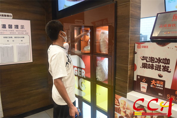 2订餐人员使用智能取餐柜取餐.jpg