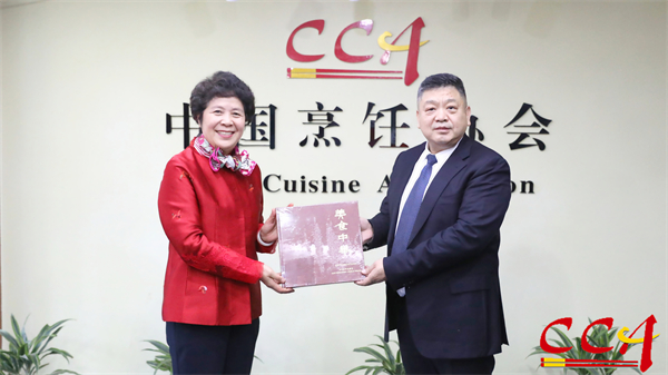 中国烹饪协会会长杨柳与山东省烹饪协会会长张雷合影_副本.jpg