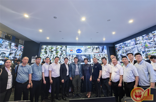 杨柳会长率代表团参观马尼拉市政府防汛指挥部.jpg