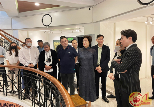 马尼拉华人区发展委员会蔡臻蔚主席向杨柳会长介绍马尼拉历史.jpg