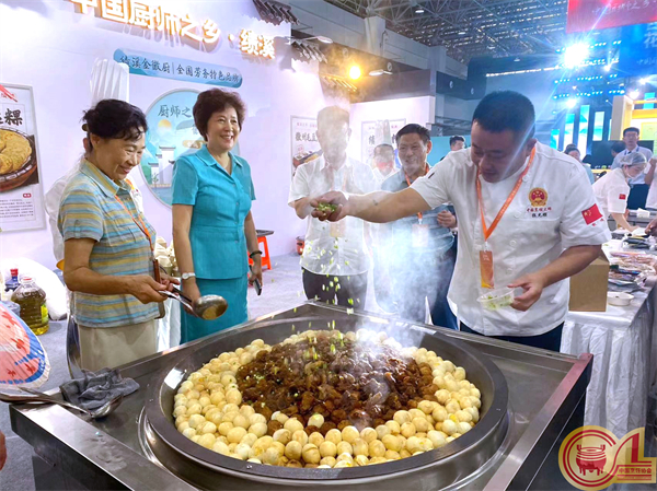 2杨柳会长巡展.jpg