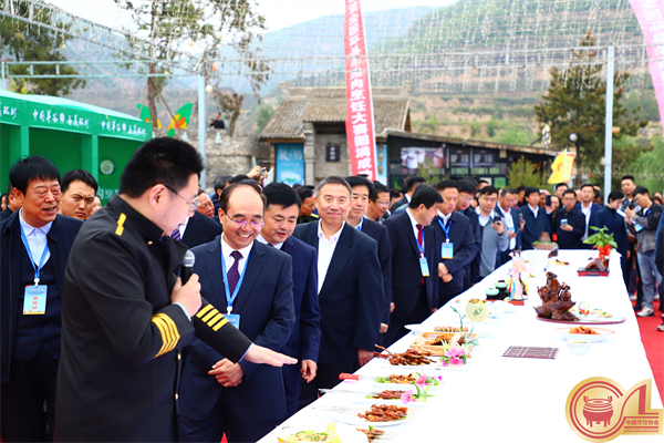 邓会指导观摩比赛现场.jpg