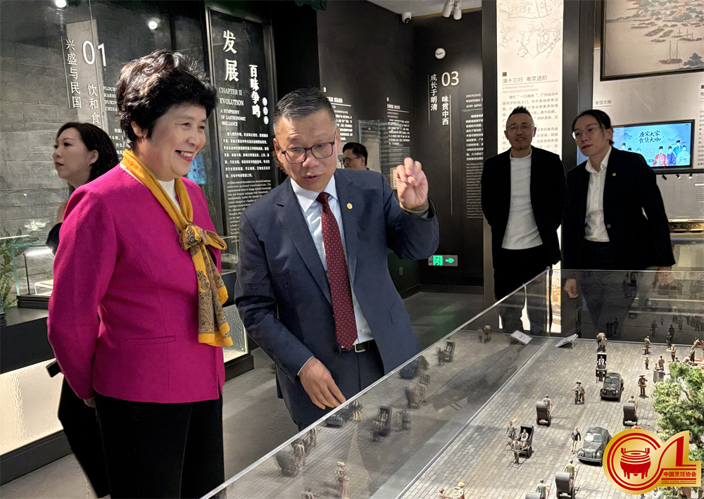 1767945790895538.jpg 4.杨柳会长参观粤菜博物馆.jpg